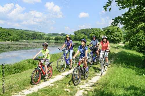 3 Generationen mit dem fahrrad unterwegs im Grünen