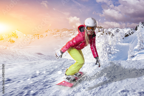 Snowboardfahrerin gleitet durch den Pulverschnee in den Dolomiten