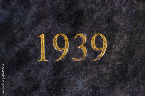 The number 1939, engraved in gold letters on marble.