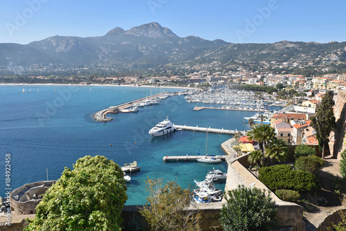 Le port et la baie de Calvi en Corse