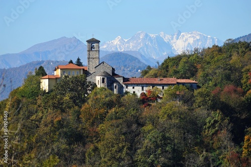 Typische Schiefer-Kirchenfassade mit Glockenstuhl in Norditalien (Canonica, Brezzo di Bedero, Tessin)