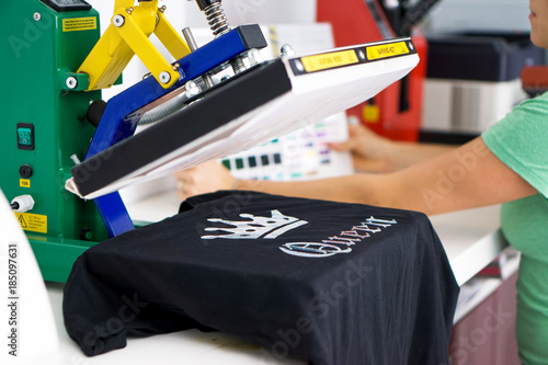 T-Shirt wird mit Flexfolie bedruckt