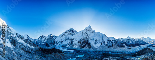 Śnieżne szczyty górskie. Panoramiczny widok na Himalaje. Droga do obozu bazowego Everest, doliny Khumbu, parku narodowego Sagarmatha.