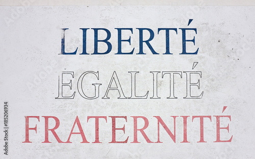 Liberté Egalité Fraternité panneau bleu blanc rouge