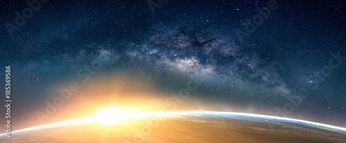 Krajobraz z galaktyką Drogi Mlecznej. Wschód i widok Ziemi z kosmosu z galaktyką Drogi Mlecznej. (Elementy tego zdjęcia dostarczone przez NASA)