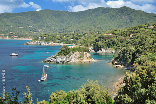 Küstenlandschaft auf Elba nahe Marina di Campo mit der Badeinsel von Pauline,Napoleons Schwester,Toskana,Mittelmeer,Italien