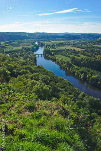 vue sur la riviere dordogne au pied de la colline de domme village en france
