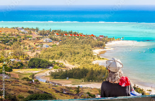 femme contemplant Port Sud-Est et la plage de Mourouk, île Rodrigues, Maurice 