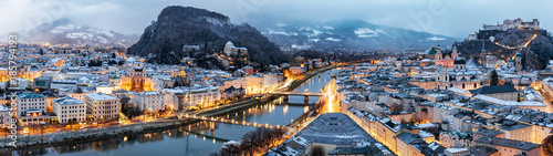 Panorama von Salzburg in den österreichischen Alpen im Winter am Morgen