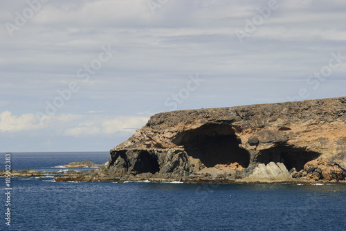 jaskinie w skałach na Fuerteventura (Wyspy Kanaryjskie) 
