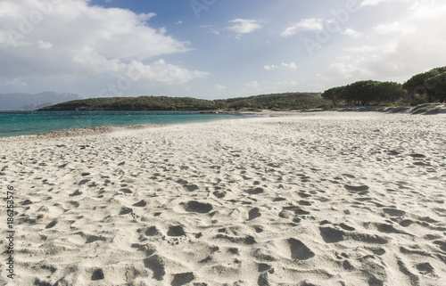 Spiaggia di Pittulongu (Olbia) con forte vento di maestrale 