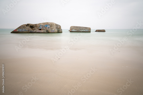 bunkers blockhaus sur une plage en bretagne