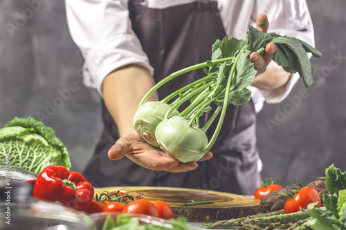 Chefkoch in der Küche mit Frischem Gemüse(kohlrabi)