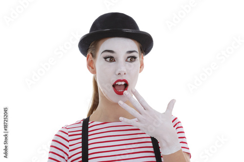 jeune fille mime maquillage blanc théâtre mimant la surprise 