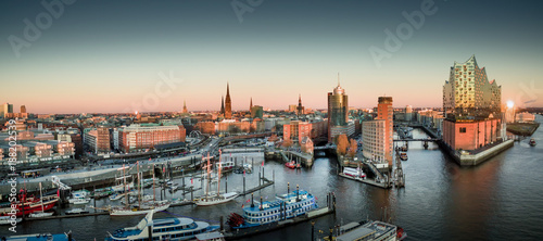 Elbphilharmonie und Hafencity bei Sonnenuntergang