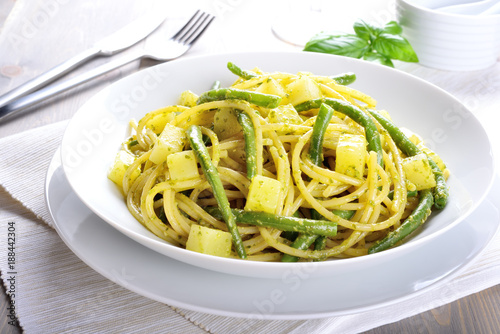 Spaghetti with pesto, green beans and potatoes