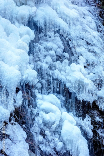 凍る払沢の滝