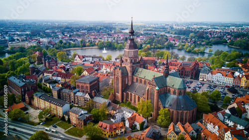 Top View Drohnenaufnahme von Nikolaikirche in Stralsund, Kirche, Altstadt, Teich