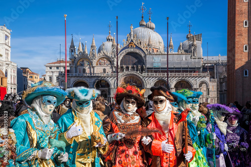 Kolorowe karnawałowe maski przy tradycyjnym festiwalem w Wenecja, Włochy