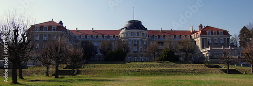 Dom Zdrojowy, dawny Grand Hotel w Szczawnie Zdrój koło Wałbrzycha - kompleks uzdrowiskowy