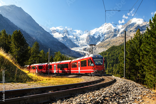 trenuj w malowniczych szwajcarskich Alpach wokół Bernina i lodowca Morteratsch
