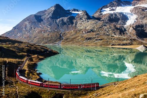 trenuj w malowniczych szwajcarskich Alpach wokół Bernina i lodowca Morteratsch