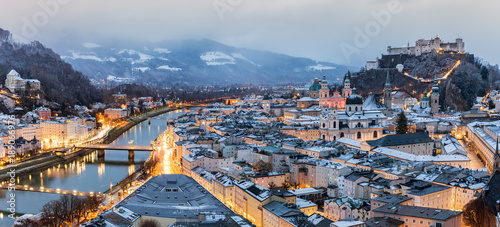 Blick auf die beleuchtete Altstadt von Salzburg an einem Wintermorgen