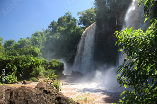 wodospady i wzburzona rzeka w lesie deszczowym