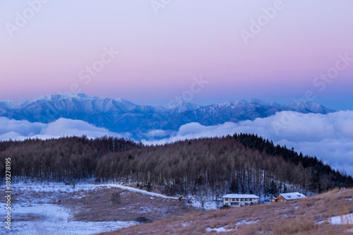 霧ヶ峰高原から夜明けの北アルプス