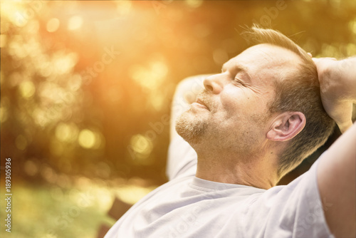 Mann entspannt in der Sonne - genießt Freizeit - macht Power Napping