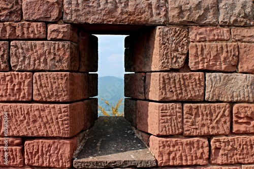 Schießscharte in Sandsteinmauer