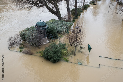 inondation crue seine inonder eau montée paris déborder environnement catastrophe naturelle