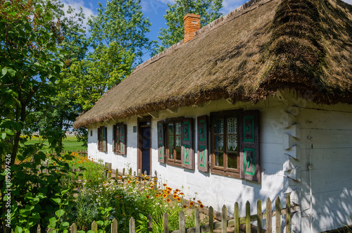 Wiejska chata w skansenie w Maurzycach pod Łowiczem