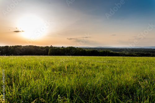 Un soleil très bas en été dans la prairie