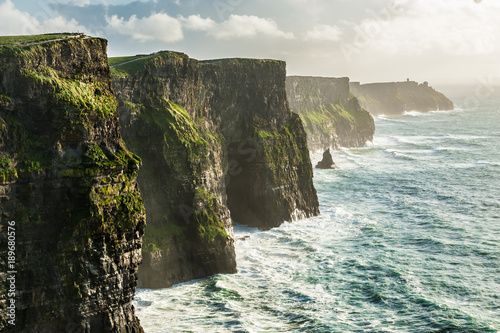 Cliffs of Moher, najczęściej odwiedzana naturalna atrakcja turystyczna w Irelands, to klify morskie znajdujące się na południowo-zachodnim krańcu regionu Burren w hrabstwie Clare w Irlandii.
