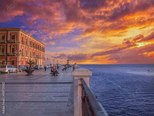 Taranto, Corso due mari con le isole Cheradi sullo sfondo - panorama al tramonto