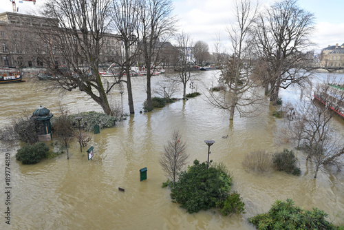 Seine en crue au square du Vert-Galant à Paris, France