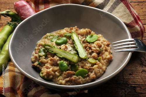 Risotto mit salsiccia asparagus e fava beans Cucina italiana イタリア料理 Cocina Italienische Küche المطبخ الإيطالي