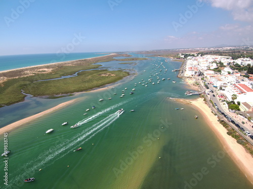 Cabanas de Tavira en Portugal, localidad costera de Tavira en el distrito de Faro, región del Algarve