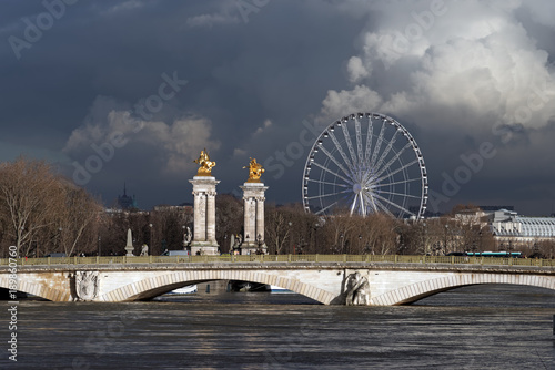 inondation de la Seine au pont Alexandre III à Paris