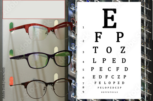 Okulary i tablica do sprawdzania wzroku u okulisty.