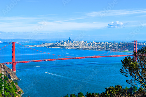 Blick auf die Golden Gate Bridge in San Francisco, Marin Headlands, San Francisco Skyline im Hintergrund, USA, Kalifornien