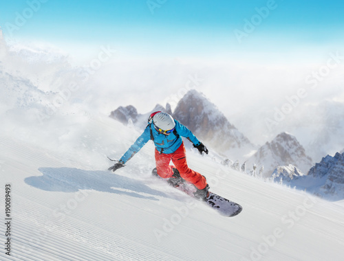 Snowboardzista młody człowiek zjazd w Alpach
