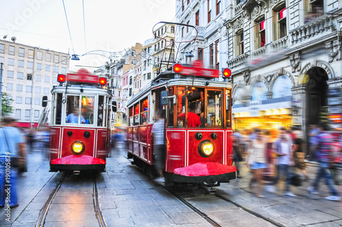 Starzy czerwoni tramwaje na istiklal alei, Istanbuł, Turcja