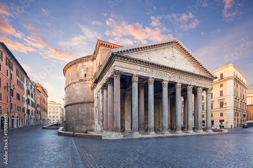 widok Panteonu w godzinach porannych. Rzym. Włochy.