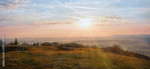 Sonnenaufgang am Hesselberg mit schöner Wolkenstimmung und Morgenstille