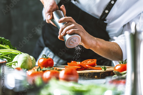 Chefkoch in der Küche mit Frischem Gemüse(Tomaten)