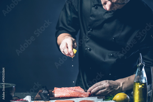 Chef Koch in der Küche (Lachs Fisch gericht)