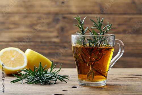 infuso di rosmarino e limone bicchiere di vetro su sfondo rustico