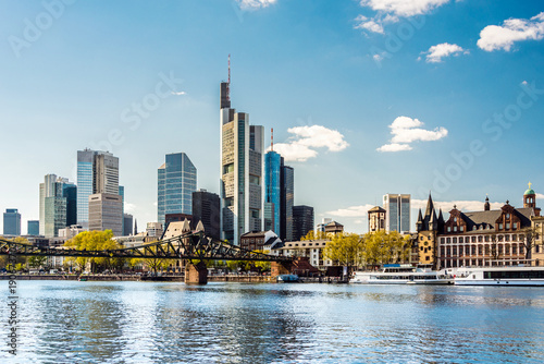 Skyline von Frankfurt am Main im Frühling mit eisernem Steg, Deutschland, Europa
